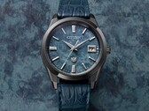 Модель Citizen 30th Anniversary Eco-Drive (на фото) украшена узором, напоминающим облака, на синем циферблате из бумаги васи. (Источник изображения: Citizen)