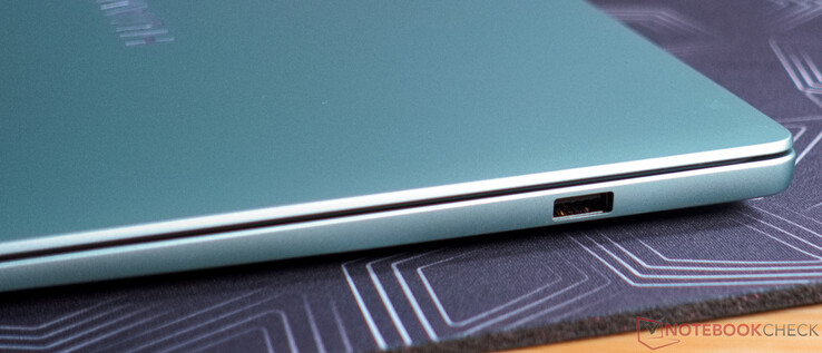 Правая сторона: USB-A (3.2 Gen 1)