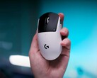 Игровая мышь Logitech G Pro X2 Superstrike в руке на синем фоне