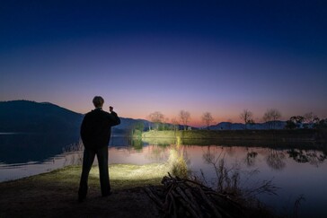 Дальность действия Olight Baton 4 Pro составляет 200 м (656 футов), а Baton Ultra - 300 м (984 фута).