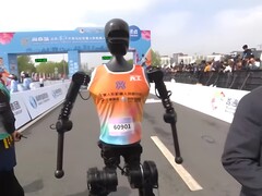 В Пекине человекоподобные роботы впервые приняли участие в полумарафоне в тестовых целях. (Источник изображения: YouTube / CGTN)
