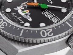 Крупный план чёрного циферблата Timex Looney Tunes x M79 Automatic: Багз Банни непринуждённо расположился на нижней половине, а в центре находится секундная стрелка в форме морковки.