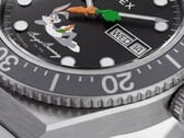 Крупный план чёрного циферблата Timex Looney Tunes x M79 Automatic: Багз Банни непринуждённо расположился на нижней половине, а в центре находится секундная стрелка в форме морковки.