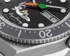 Крупный план чёрного циферблата Timex Looney Tunes x M79 Automatic: Багз Банни непринуждённо расположился на нижней половине, а в центре находится секундная стрелка в форме морковки.