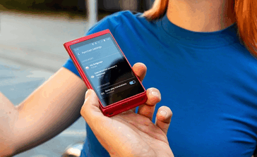 Переводчик Vasco Translator Q1 поддерживает функцию "свободные руки" для голосового перевода в режиме реального времени (Источник изображения: Vasco)