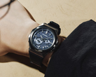 Модель Casio G-Steel GST-B1000D-2A с синим циферблатом, представленная на фотографии, теперь доступна в США.