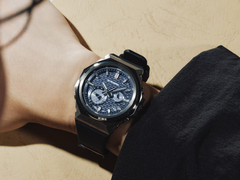 Модель Casio G-Steel GST-B1000D-2A с синим циферблатом, представленная на фотографии, теперь доступна в США.