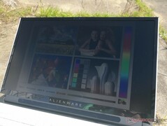 Поведение экрана ноутбука на улице под солнцем