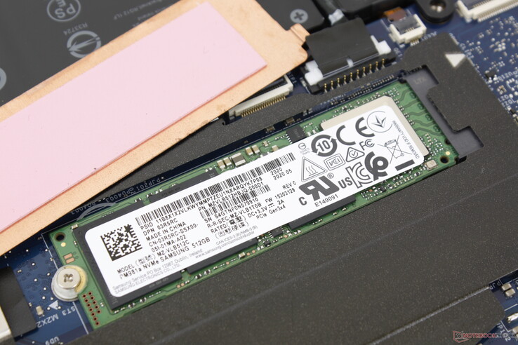 SSD поставляется с теплоотводом поверх него. Площадки для второго накопителя в 7310 не предусмотрено