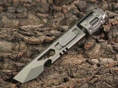 Компактный многофункциональный ломик от Rixel весит чуть менее 90 граммов.