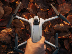 Antigravity A1 также оснащен убирающимися шасси, чтобы не поцарапать объектив нижней камеры. (Источник изображения: Antigravity)