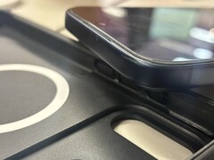 поврежденные углы iPhone 17 Pro в чехле pelican. (Источник изображения: u/holden_downunder98 на Reddit)