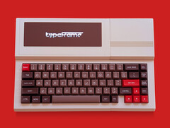 Typeframe PX-88 с дисплеем в закрытом состоянии. (Источник изображения: Typeframe)