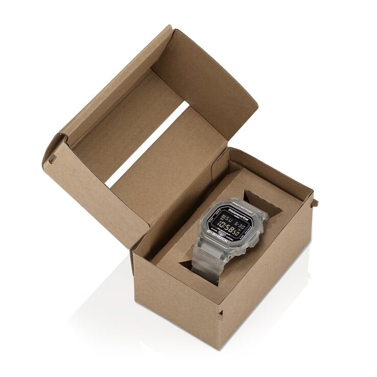 Компания Casio поставляет модель DW-5600TNT-7 в специальной упаковке, разработанной специально для этой совместной коллекции.