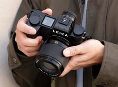 Новый объектив Leica Summilux значительно компактнее и доступнее по цене, чем его предшественник.