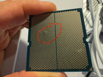 Процессор Ryzen с выпуклостью и некоторым обесцвечиванием. (Источник изображения: I_fliu на Reddit)