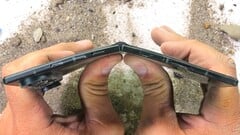 Samsung Galaxy Z Fold8 Ultra сразу после испытаний на прочность попадает на разборку с дорогостоящим повреждением дисплея.