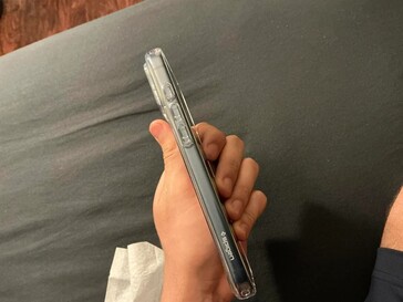 Прозрачный чехол Spigen. (Источник изображения: u/ChakiWRLD)