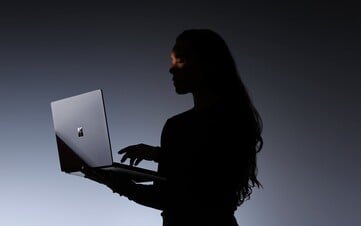 Surface Laptop Ultra весит 2 кг.