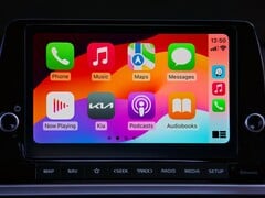 Главный экран CarPlay с значками приложений на сенсорном экране автомобиля Kia