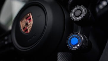 Кнопка E-Shift на Porsche Taycan 2027 года выпуска.