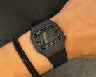 Часы Casio F-B100W-1BJF (на фотографии) на запястье.