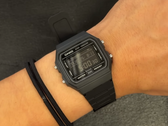 Часы Casio F-B100W-1BJF (на фотографии) на запястье.