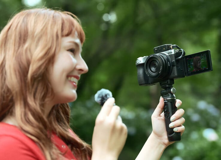 Фотокамера Nikon Z5IIC оснащена встроенным стабилизатором изображения с эффективностью 7,5 ступеней, который помогает авторам создавать чёткие видео и фотографии.