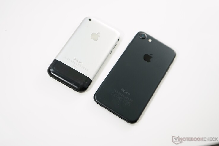 Сравнение самого первого iPhone и iPhone 7