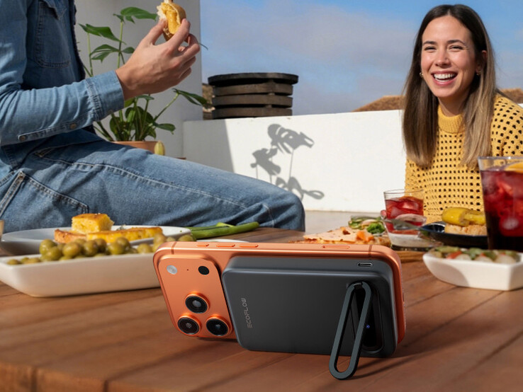 Rapid Mag 15W Qi2 Power Bank имеет встроенную подставку для ног, чтобы пользоваться им без рук. (Источник изображения: EcoFlow)