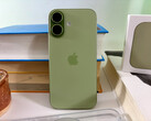 Apple iPhone 17 вырос совсем незначительно по сравнению с iPhone 16 и, при весе 177 грамм, весит всего на 12 грамм больше, чем iPhone Air. (Источник изображения: Notebookcheck)