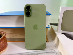 Apple iPhone 17 вырос совсем незначительно по сравнению с iPhone 16 и, при весе 177 грамм, весит всего на 12 грамм больше, чем iPhone Air. (Источник изображения: Notebookcheck)