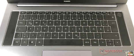 Вместо полноразмерной клавиатуры установлены динамики по бокам
