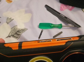 Многие элементы корпуса легко снимаются, в случае повреждений можно заменить (Источник изображения: Сергей Тарасов - Notebookcheck)