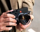Вслед за Leica M-EV1 (на фото), как говорят, в разработке находится беззеркальная среднеформатная камера.