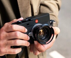 Вслед за Leica M-EV1 (на фото), как говорят, в разработке находится беззеркальная среднеформатная камера.