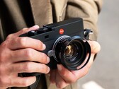 Вслед за Leica M-EV1 (на фото), как говорят, в разработке находится беззеркальная среднеформатная камера.