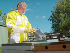 Удаленный мониторинг ульев через IoT-соединение Starlink. (Источник изображения: OneNZ/YT)