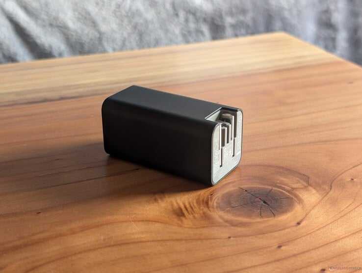 Адаптер HP с разъёмом USB-C мощностью 65 Вт оснащён как встроенными, так и выдвижными штырями для подключения к сети переменного тока, а также открытым портом USB-C на другом конце, что позволяет использовать практически любой кабель USB-C