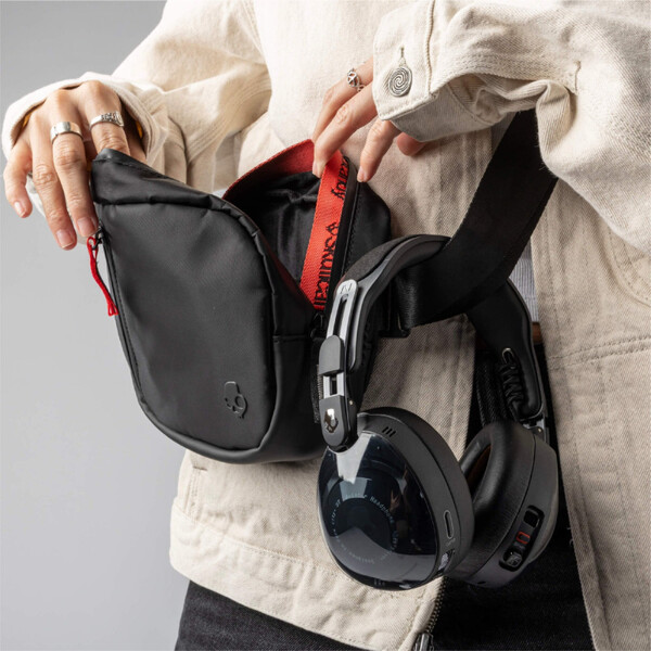 Skullcandy Aviator поставляется с сумкой кроссбоди, а не с футляром. (Источник изображения: Skullcandy)