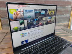 На открытом воздухе (яркий день, без прямого солнечного света)