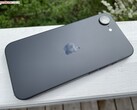 Вид сзади черного iPhone 17e, демонстрирующий модуль с одной камерой и матовую заднюю панель (Источник изображения: Notebookcheck)