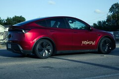 Роботакси Tesla Model Y, окрашенное в ультракрасный цвет. (Источник изображения: @AdanGuajardo/X)