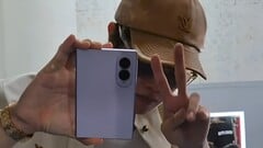 Участник группы BTS J-Hope уже был замечен перед камерой с Samsung Galaxy Z Fold8 в руках.
