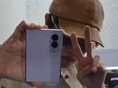 Участник группы BTS J-Hope уже был замечен перед камерой с Samsung Galaxy Z Fold8 в руках.