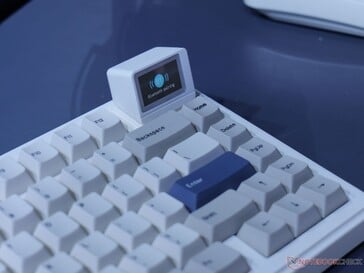 Компания Epomaker также предлагает клавиатуры с дисплеями