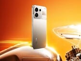 Realme P4s отличается привлекательным дизайном с частично прозрачным модулем камеры.