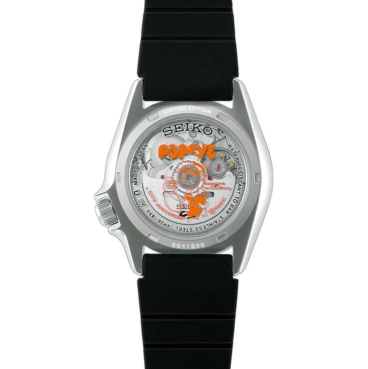 Вид сзади на часы Seiko 5 Sports x Popeye HDB013, демонстрирующий прозрачную заднюю крышку с юбилейным изображением Попая и видимым автоматическим механизмом.