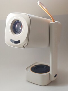 Портативный проектор Yaber T1 Pro поставляется с удобным ремешком для переноски. (Источник изображения: Notebookcheck)