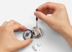 Аккумулятор Google Pixel Watch 4, как утверждается, относительно легко заменить. (Источник изображения: Google)